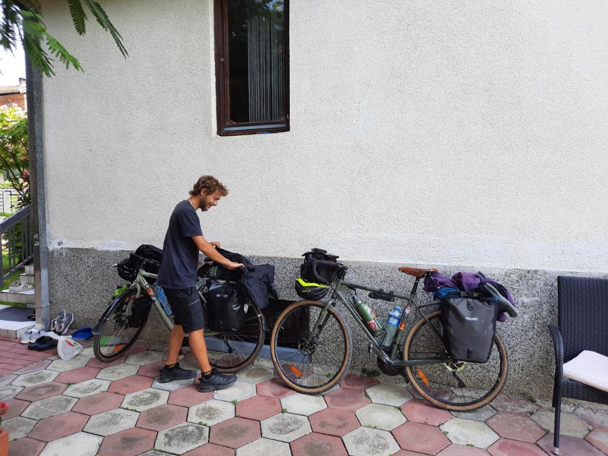Bus Station Hostel Peje Buitenkant foto